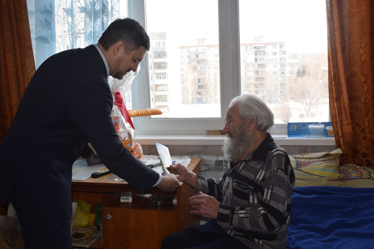 Сергей Струченко вручил юбилейную медаль ветерану ВОВ Алексею Новоселову