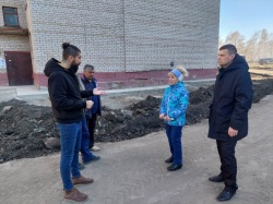В Ленинском районе Барнаула начали благоустройство еще одного двора в рамках нацпроекта «Жилье и городская среда»