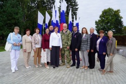 В Барнауле состоялась торжественная церемония поднятия Государственного флага России