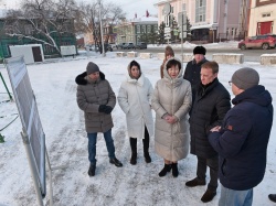 Вячеслав Франк и Галина Буевич посетили строящийся новогодний городок