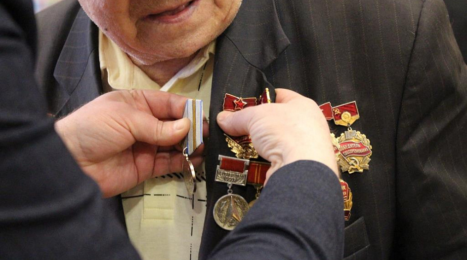 Вячеслав Перерядов принял участие в награждении ветеранов Центрального района юбилейными медалями