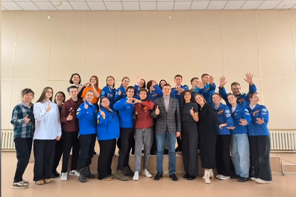 огнев со студентами.jpg