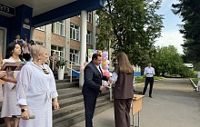 Депутаты Барнаульской городской Думы поздравили одиннадцатиклассников с окончанием школы
