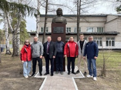 Павел Авкопашвили принял участие в уборке памятника Герою Советского Союза Елизавете Чайкиной