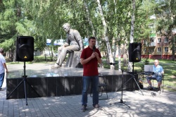 В Барнауле у памятника Василию Шукшину прошли традиционные XIII Малые Шукшинские чтения
