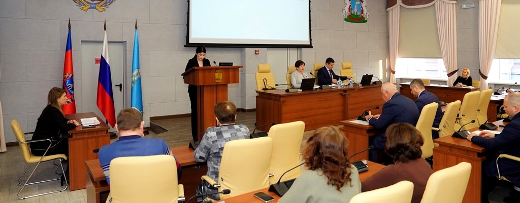 Депутаты фракции «Единая Россия» обсудили новые правила благоустройства и размещения торговых объектов