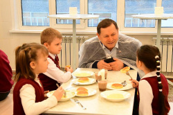 Кормят вкусно. Депутат положительно оценил питание младших школьников в школе №50