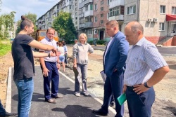 Николай Ушаков проконтролировал благоустройство двора в рамках нацпроекта «Инфраструктура для жизни» 
