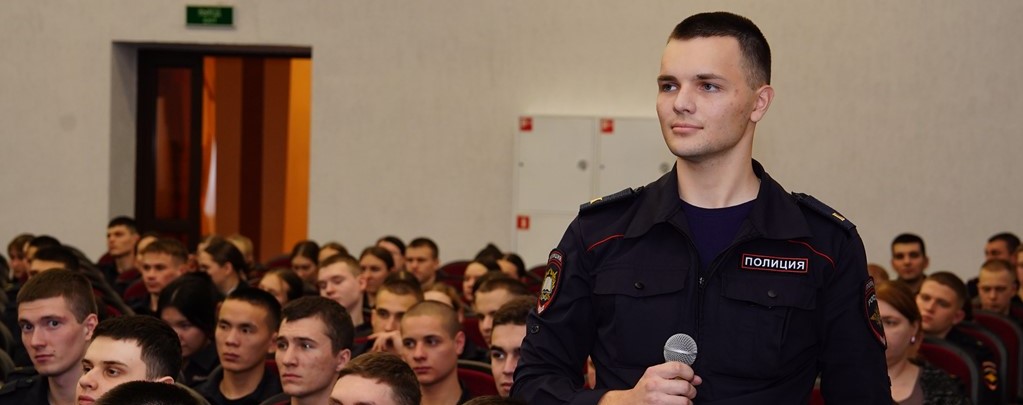 Галина Буевич рассказала курсантам Барнаульского юридического института о работе барнаульских депутатов