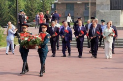 В День памяти и скорби в Барнауле возложили цветы к Мемориалу Славы