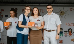 Сергей Струченко вручил юным жителям паспорта на форуме «Родные-Любимые»