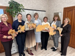 Елена Азарова поздравила педагогов Центрального района с Днем учителя