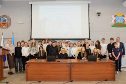 Как работает городская власть: ученики гимназии №42 познакомились с деятельностью Барнаульской Думы 