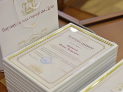 В Барнауле медицинским работникам вручили награды к профессиональному празднику