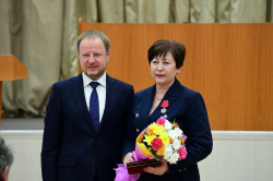 Губернатор Виктор Томенко вручил государственную награду председателю городской Думы Галине Буевич