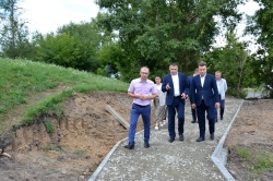 Николай Савинский принял участие в контроле за выполнением работ по ремонту тротуара