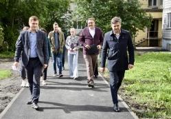 В Барнауле продолжается благоустройство дворов в рамках нацпроекта «Инфраструктура для жизни»