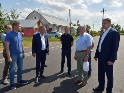 Иван Огнев принял участие в контроле хода ремонта дороги к врачебной амбулатории в селе Гоньба