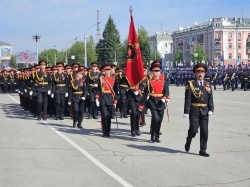  Торжественное шествие войск Барнаульского гарнизона проходит в Барнауле