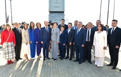 В Барнауле возложили цветы к стеле «Город трудовой доблести»