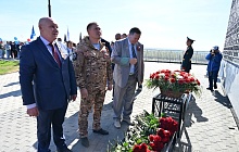 В Барнауле возложили цветы к стеле «Город трудовой доблести»