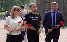 В День памяти и скорби в Барнауле возложили цветы к Мемориалу Славы