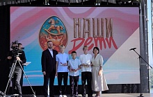 Юные таланты Алтая в центре внимания: депутаты Барнаульской городской Думы поздравили лауреатов премии «Наши. Дети»