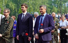 В День памяти и скорби в Барнауле возложили цветы к Мемориалу Славы