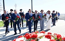 В Барнауле возложили цветы к стеле «Город трудовой доблести»