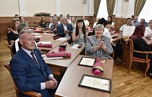 За труд на благо Барнаула: в мэрии чествовали педагогов, промышленников и общественников
