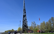 В Барнауле возложили цветы к стеле «Город трудовой доблести»