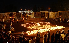 Сотни свечей зажглись в Барнауле в День памяти и скорби