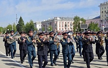  Торжественное шествие войск Барнаульского гарнизона проходит в Барнауле