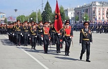  Торжественное шествие войск Барнаульского гарнизона проходит в Барнауле