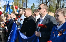 В Барнауле возложили цветы к стеле «Город трудовой доблести»