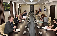 Подготовку ко Дню Победы и ход интернет-голосования за благоустройство территорий обсудили на оперативном совещании 