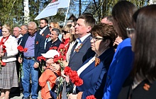 В Барнауле возложили цветы к стеле «Город трудовой доблести»