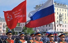  Торжественное шествие войск Барнаульского гарнизона проходит в Барнауле