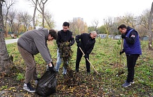 В Барнауле прошел субботник на Аллее отцов