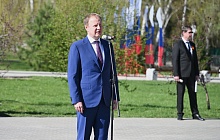 В Барнауле возложили цветы к стеле «Город трудовой доблести»