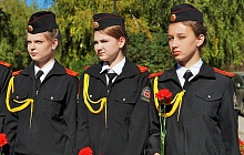 В 85-ю годовщину с начала блокады Ленинграда в Барнауле возложили цветы к памятному знаку