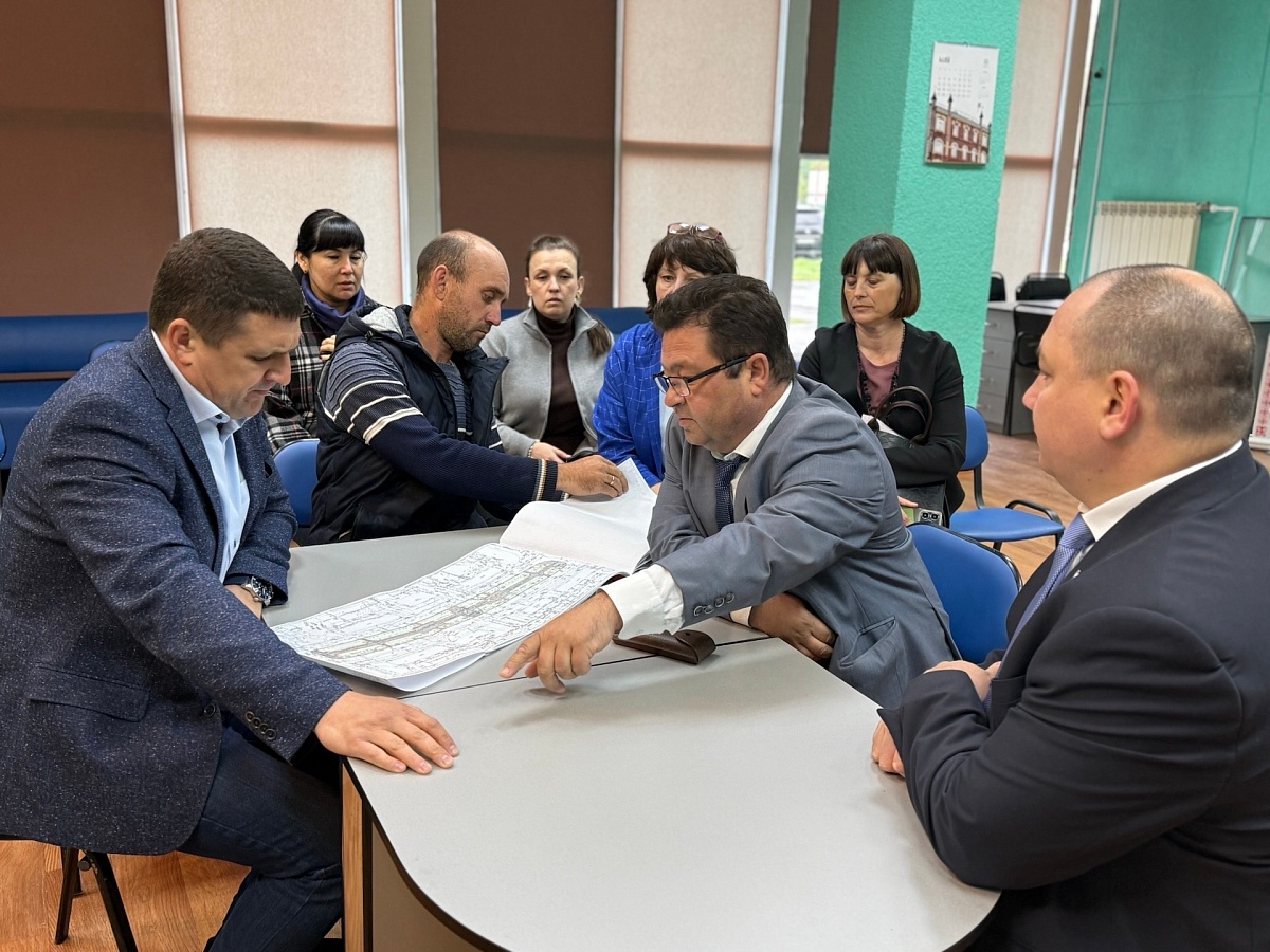 Навстречу жителям: личные приемы, благоустройство аллеи, встречи с героями