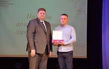В Октябрьском районе Барнаула торжественно открыли обновленную Доску Почета