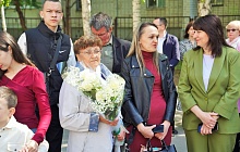Председатель Барнаульской городской Думы Галина Буевич поздравила выпускников школы №127 с последним звонком