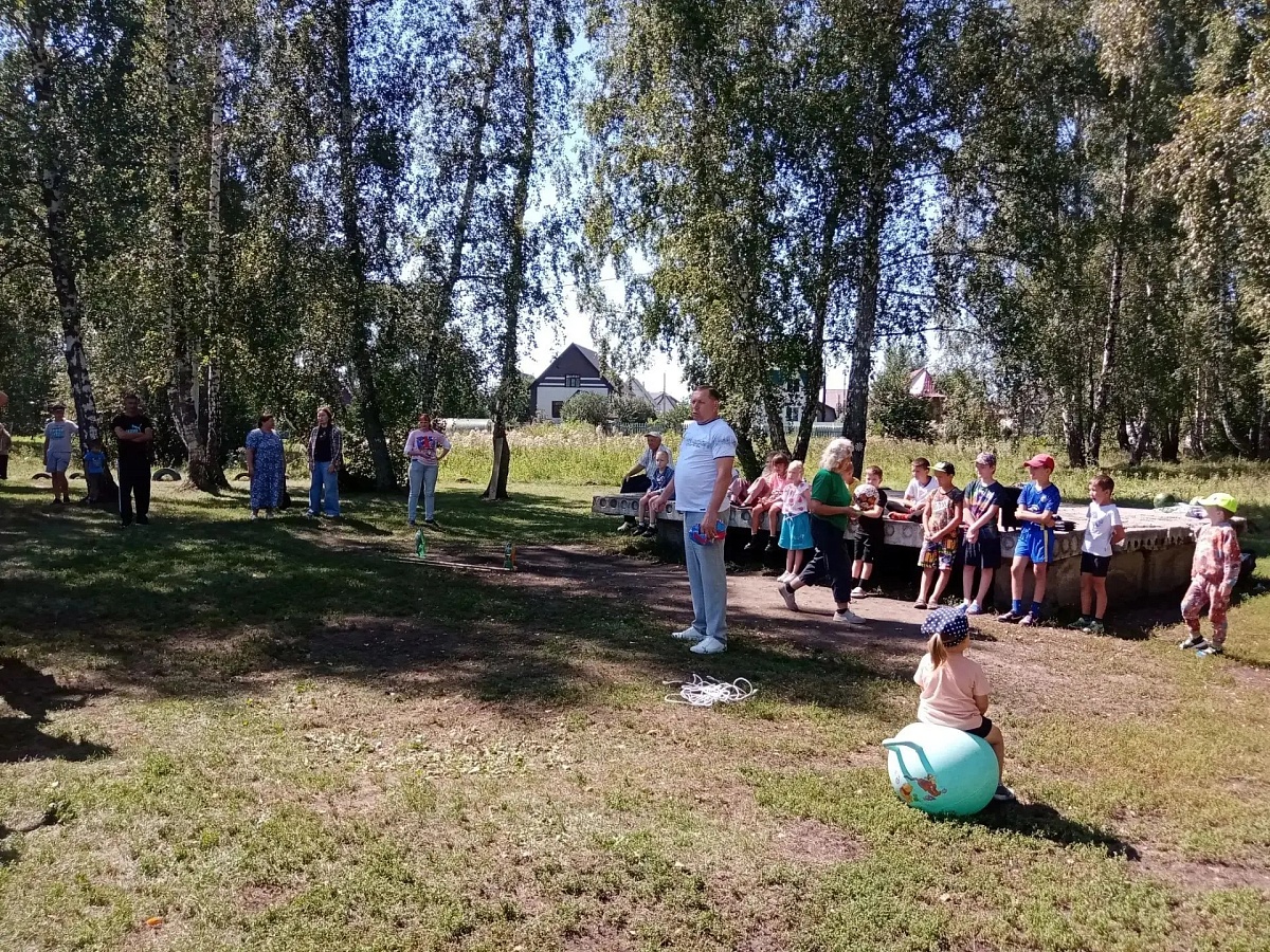 В микрорайоне Октябрьском села Власиха отметили День физкультурника