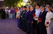 Сотни свечей зажглись в Барнауле в День памяти и скорби