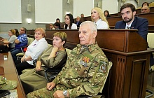 В преддверии Дня города в Барнауле вручили награды семьям участников СВО и волонтерам