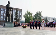 В День памяти и скорби в Барнауле возложили цветы к Мемориалу Славы