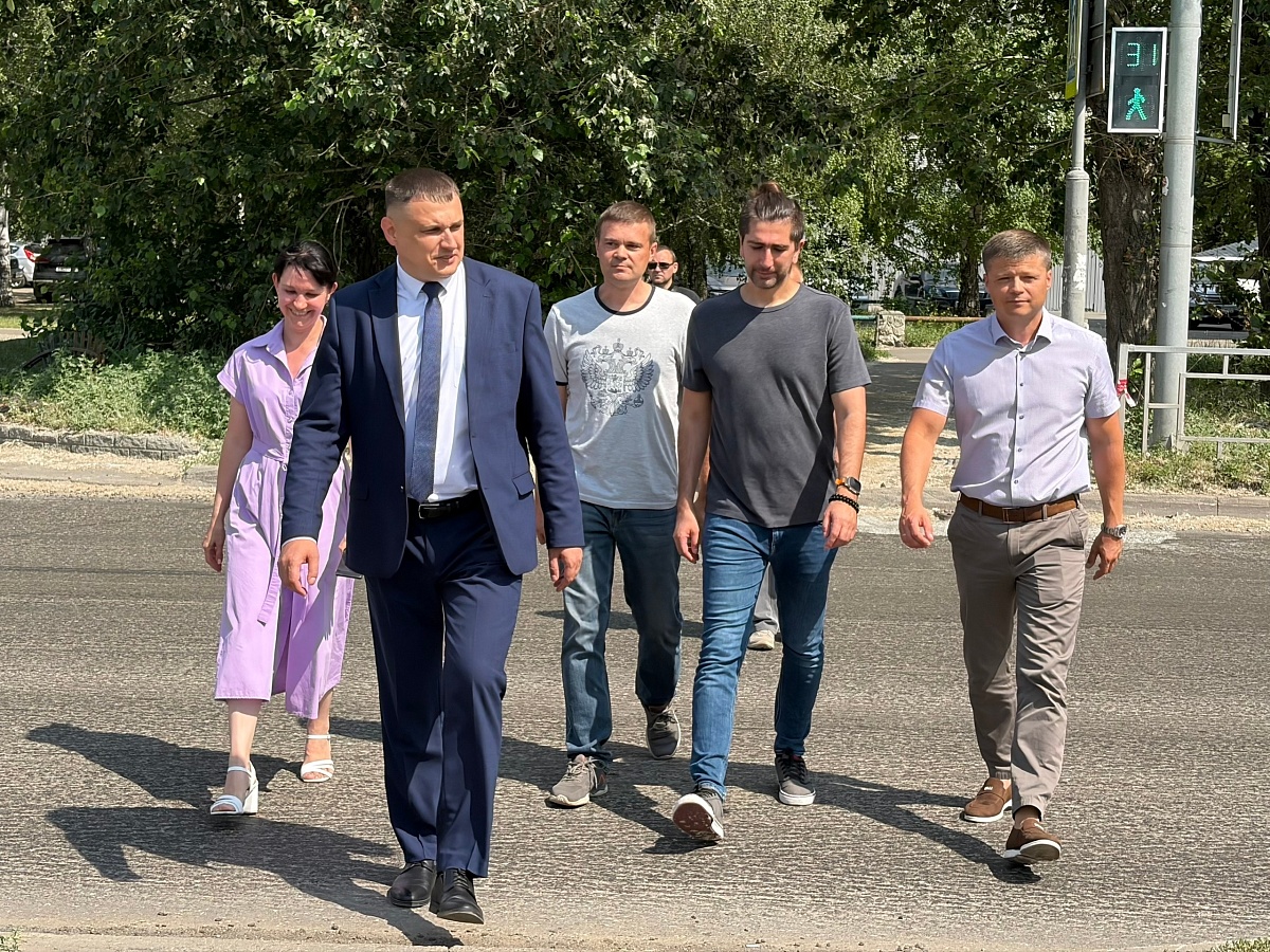Современная дорога к сентябрю: депутаты проверили ход работ на улице Попова
