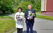 Депутаты городской Думы поздравили барнаульских выпускников с окончанием школы